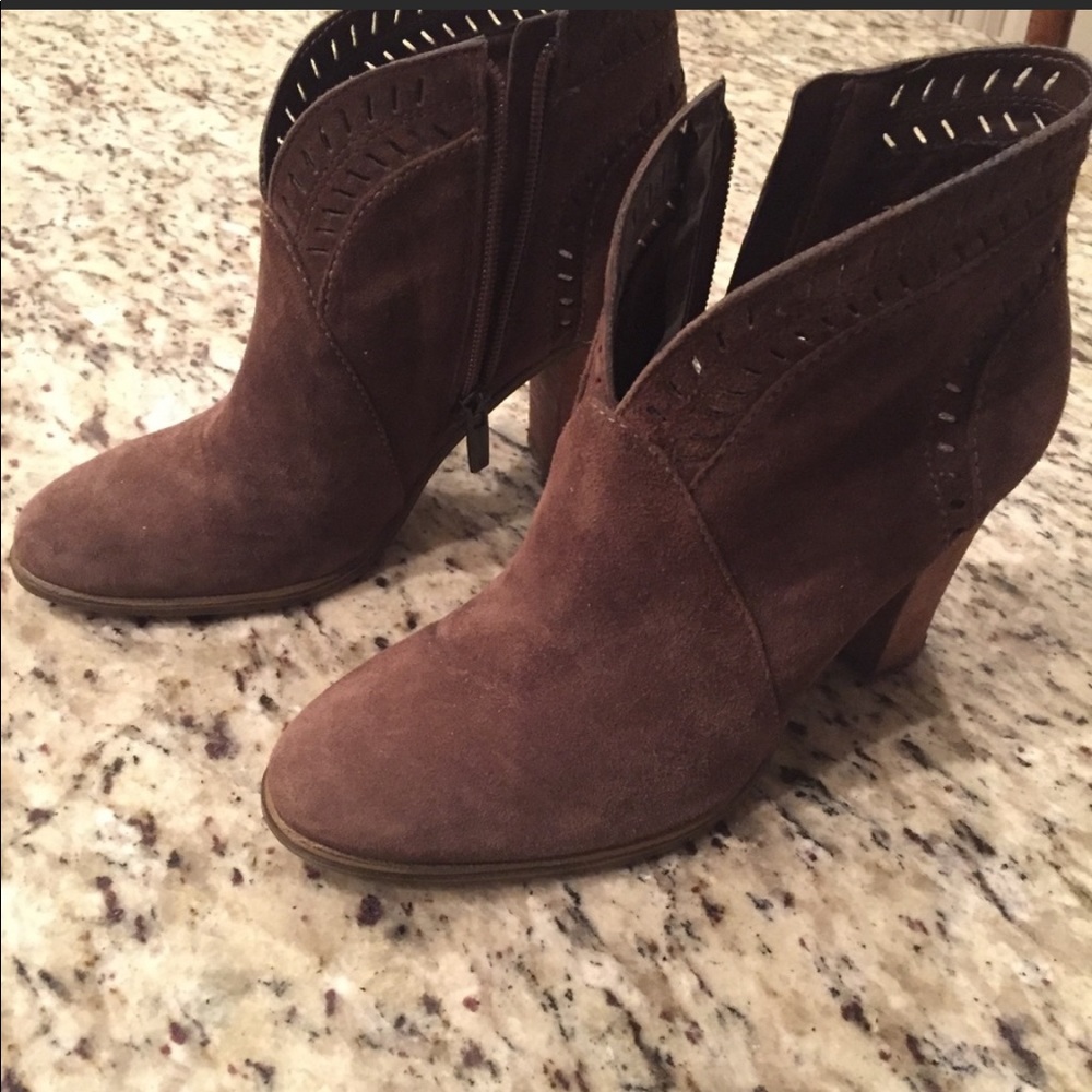 VINCE CAMUTO FELLEN BROWN PERFORATED BOOTIES SZ 6